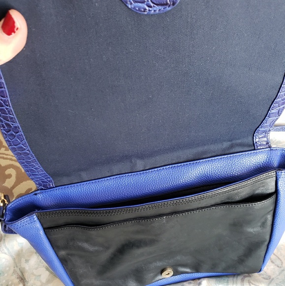 B2G1 Blue and black crossbody - Picture 2 of 2